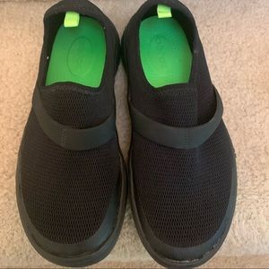 Oofos size 6 Black Sneaker